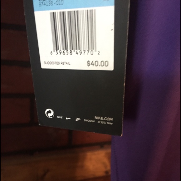 Women’s Nike V neck T shirt. Tags on never worn - Picture 2 of 2